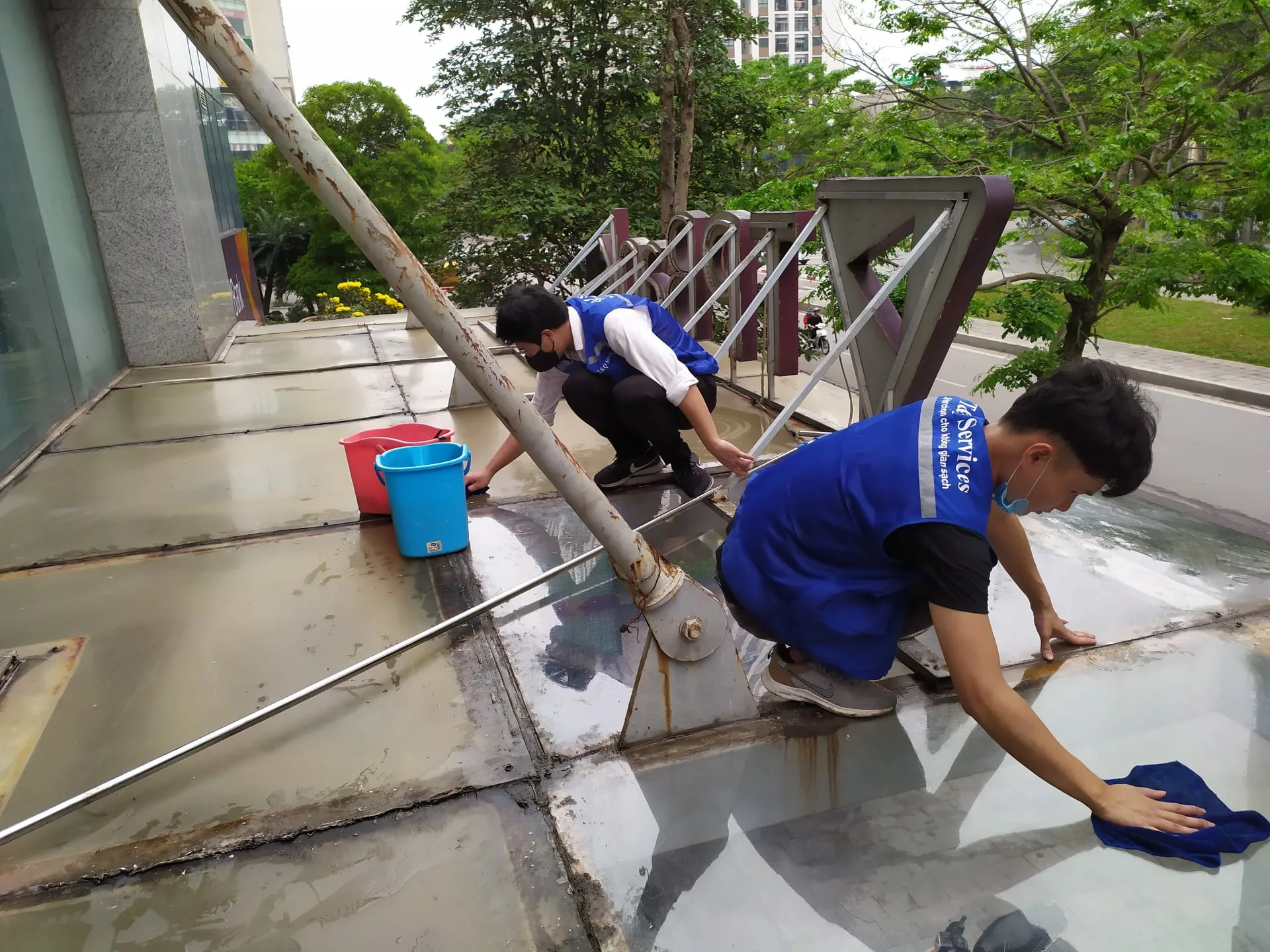 T&Q VỆ SINH KÍNH – GIẢI PHÁP SẠCH BÓNG CHO MỌI CÔNG TRÌNH KÍNH