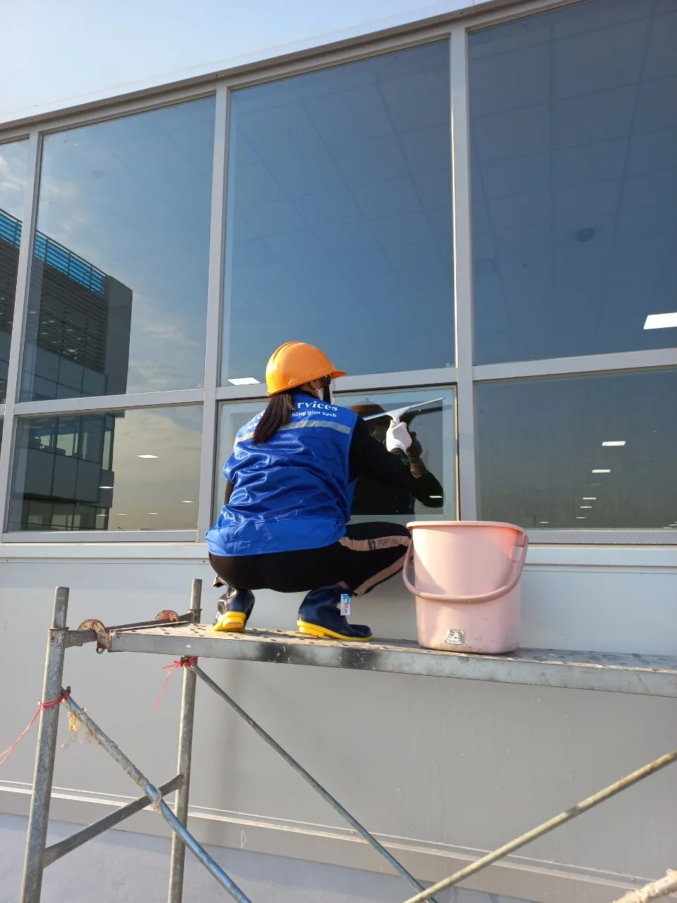 T&Q VỆ SINH KÍNH – GIẢI PHÁP SẠCH BÓNG CHO MỌI CÔNG TRÌNH KÍNH