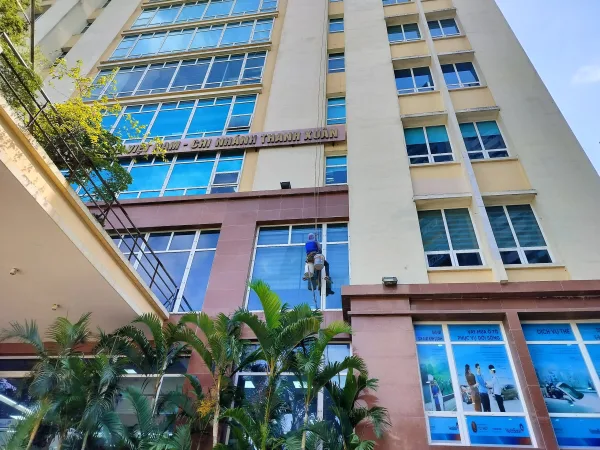 Dịch vụ vệ sinh, lau kính tòa nhà